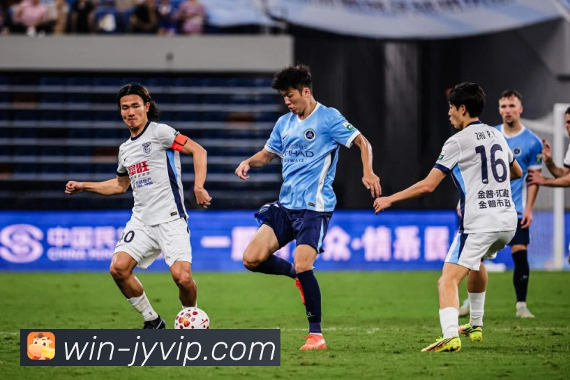 Jalen Hurts带领球队突破防线展现美式橄榄球非凡实力